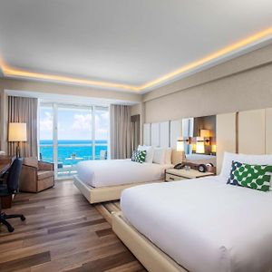 Oceanfront Studio Two Queen Beds